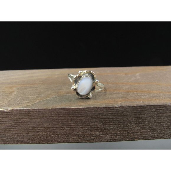 Size 5 Sterling Silver Tarnished Cute White Shell Band Ring - Picture 1 of 6